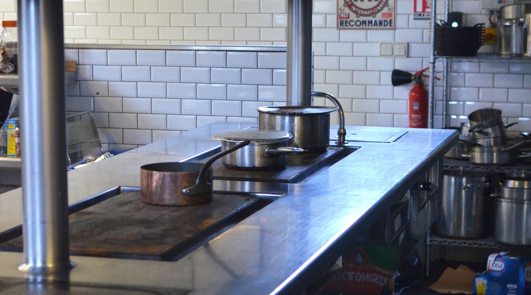 Cocina profesional de acero inoxidable, limpia y ordenada