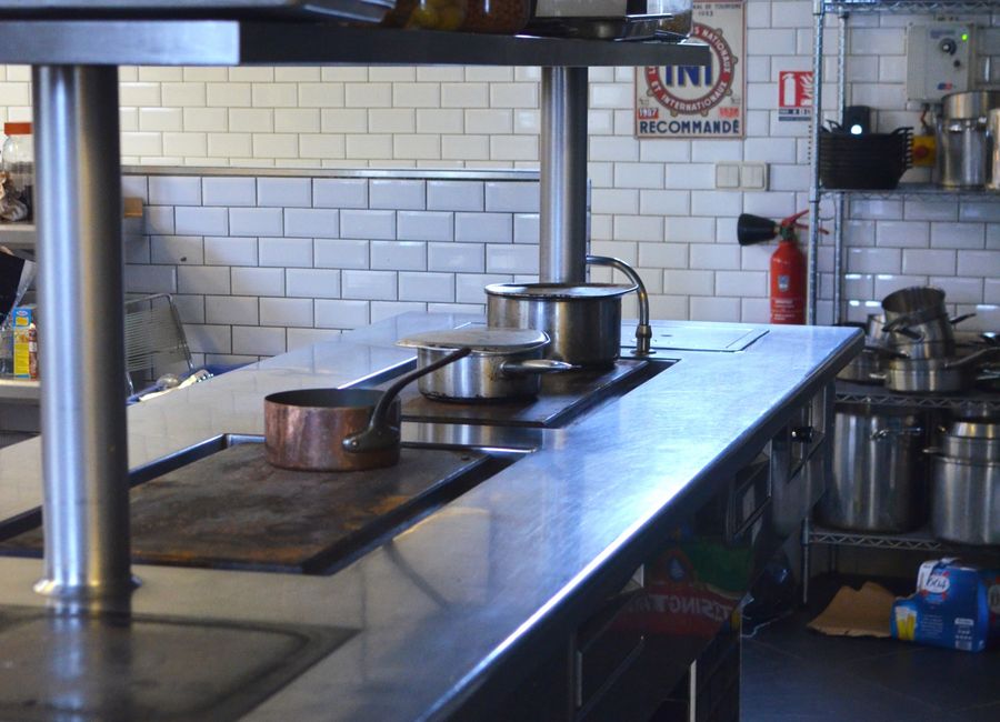 Cocina profesional de acero inoxidable, limpia y ordenada