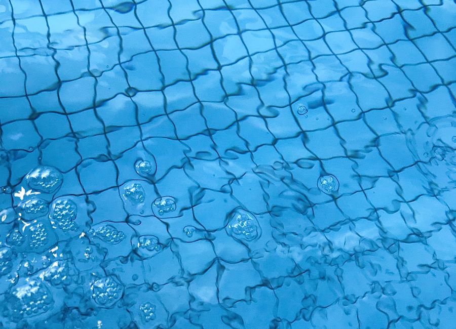 Agua de piscina cristalina y tratada